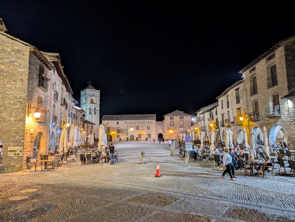 Plaza Mayor - Aรญnsa-Sobrarbe - Huesca - Spain