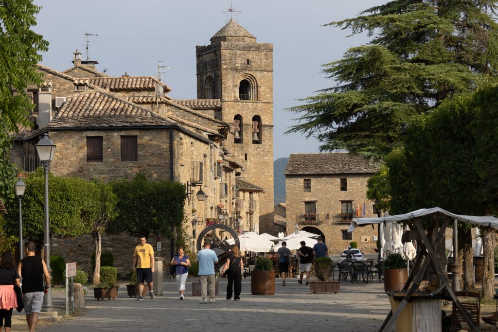 Plaza Mayor - Aรญnsa-Sobrarbe - Huesca - Spain