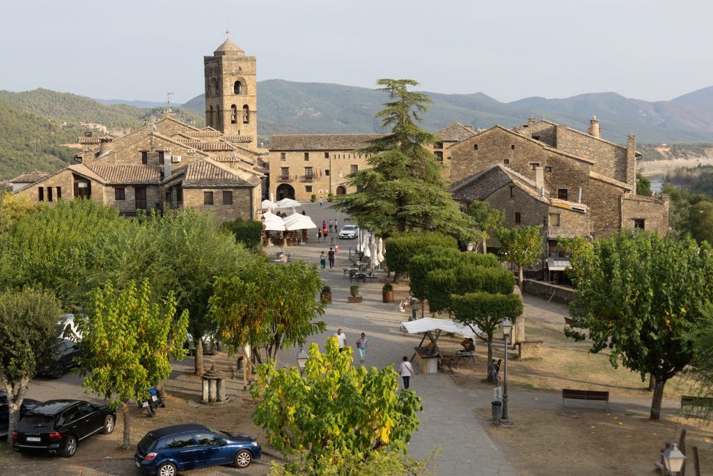 Plaza Mayor - Aรญnsa-Sobrarbe - Huesca - Spain