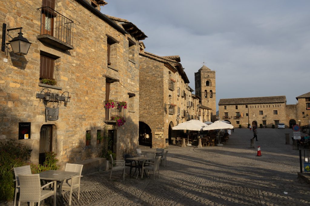 Plaza Mayor - Aรญnsa-Sobrarbe - Huesca - Spain